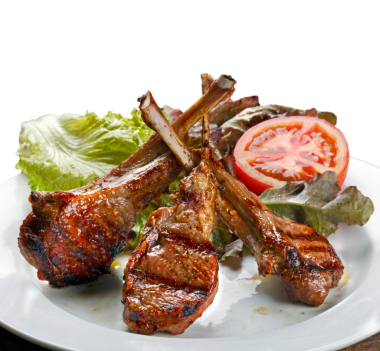 Marul ve domatesli kuzu pirzolası.