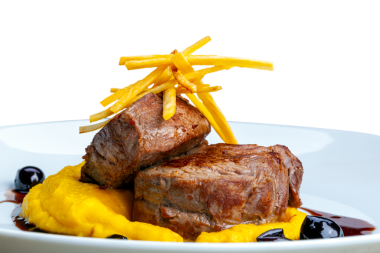 Biftek, patates püresi.