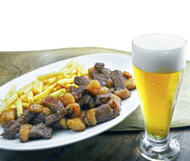 Kızarmış patates ve biralı Picanha.