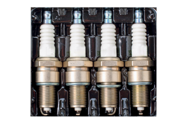 Plastik kutunun üst görünümünde bir buji seti