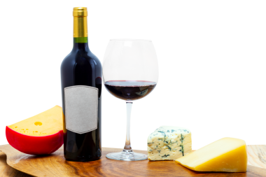 Peynirli kırmızı şarap şişesi