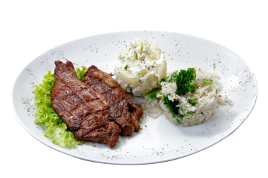 Patates ve pilav izole beyaz arka planda sığır eti biftek