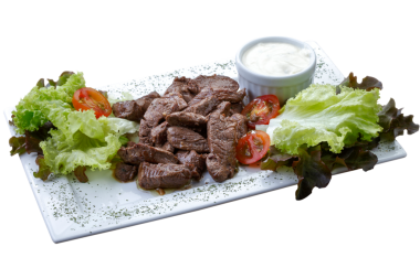 Fileto mignon salata ve beyaz izole sos ile