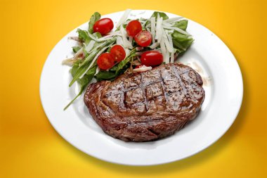 Domates salatası ve biftek salatası.