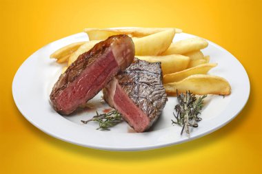 Brezilya picanha yanında patates kızartması