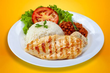 Pirinç fasulyesi ızgara tavuk salatası ve farofa.