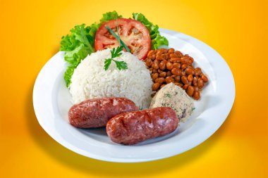 Pirinç fasulyesi sosis ızgara salata ve farofa.