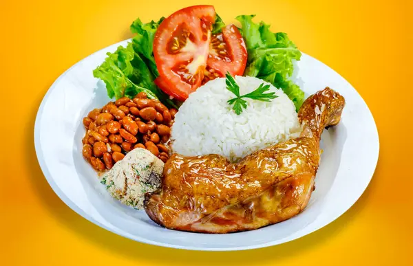 Pirinç, fasulye, kızarmış tavuk, salata ve farofa.