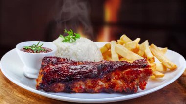 Patates ve sebzeli kızarmış pirzola.