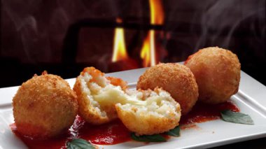 Tabakta kızarmış köfte.