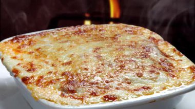 Masadaki güveçte fırında patates.