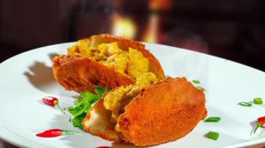 Körili kızarmış domuz ve patates.