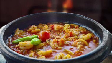 Körili ve pirinçli baharatlı tavuk.