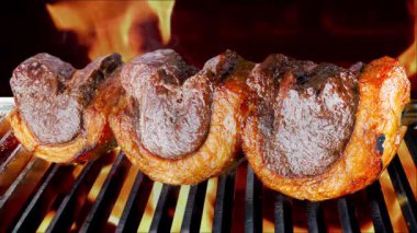 Et ve ateşle barbekü.