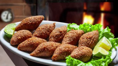 Kızarmış tavuk kanadı ve kızarmış tavuk.