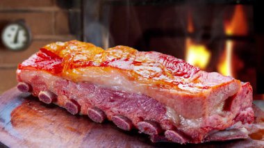 Lezzetli domuz pirzolası masanın üstünde.