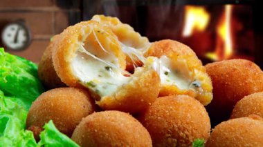 ahşap bir masa üzerinde sahanda yumurta