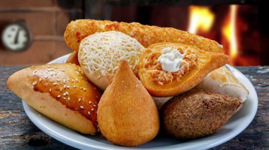 Ahşap zemin üzerinde geleneksel Türk ekmeği ve Türk ekmeği