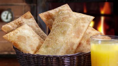 Ahşap arka planda bal ve reçelli leziz krepler.