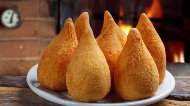 Lezzetli Brezilya mısır keki ve masada şeker.