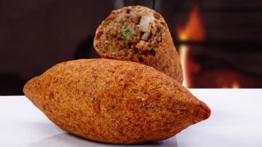 Kızarmış kibbe, geleneksel Lübnan mutfağı.