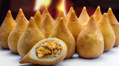 Beyaz bir tabakta kızarmış tavuk rulosu. Kapat.