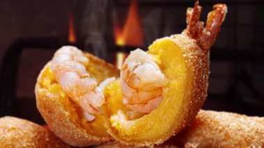 Kızarmış karides, tavada karidesli kızarmış pirinç.