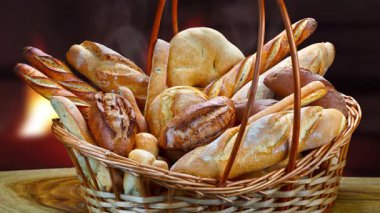 Tahta masada taze ekmek ve sepet.