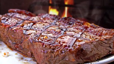 Baharatlı ve otlu ızgara biftek.