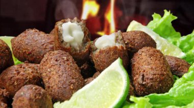 Izgarada kızarmış kebap.