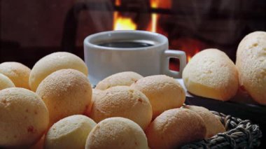 Kahveli taze çörekler ve ahşap arka planda çay.