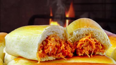 Peynirli ekmek dilimlerinin yakın plan çekimi.