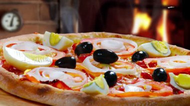 Deniz ürünleri ve zeytin pizza