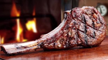 Tahtada kızgın bir ateşle ızgara kuzu eti.