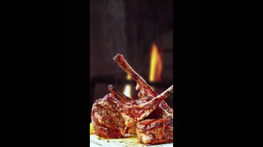 Kızarmış kuzu eti ateşte