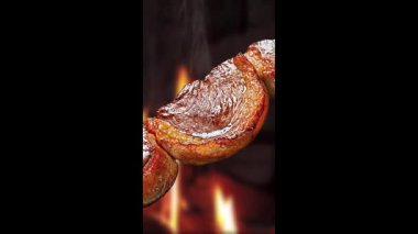 Kızarmış tavuk eti ateşte.