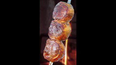 Izgarada ızgara sosis