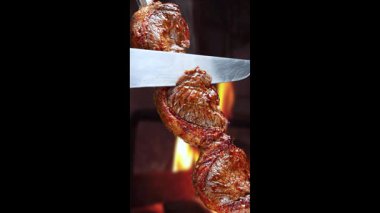 Ateşin üzerinde nefis bir sığır eti yakın.