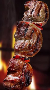 Lezzetli ızgara biftek ve ateş.