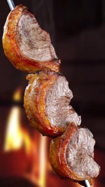 Arka planda lezzetli et, yakın plan.