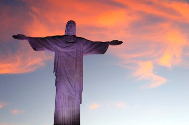 Kurtarıcı İsa Heykeli Corcovado Dağı 'nda mavi gökyüzü, Rio de Janeiro, Brezilya