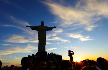 Kurtarıcı İsa Heykeli Corcovado Dağı 'nda mavi gökyüzü, Rio de Janeiro, Brezilya