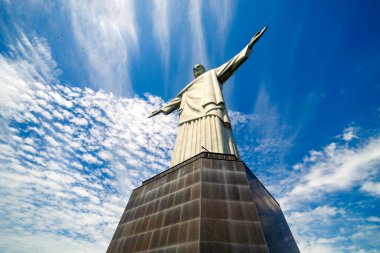 Kurtarıcı İsa Heykeli Corcovado Dağı 'nda mavi gökyüzü, Rio de Janeiro, Brezilya