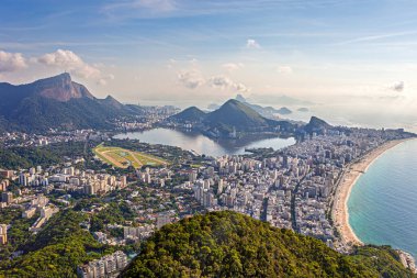 Dois Irmaos tepesinde Rio de Janeiro sahillerine bakan Vidigal mahallesinde bir kaya oluşumu var.