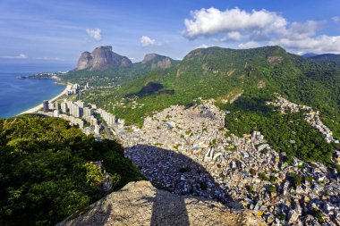 Dois Irmaos tepesinde Rio de Janeiro sahillerine bakan Vidigal mahallesinde bir kaya oluşumu var.