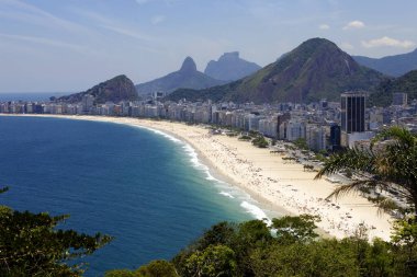 Copacabana Sahili, Brezilya 'nın Rio de Janeiro şehrinin Güney Bölgesi' nde Copacabana bölgesinde yer alan bir plajdır. Dünyanın en ünlü plajlarından biri olarak kabul edilir..