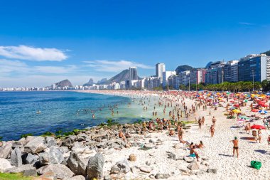 Copacabana Sahili, Brezilya 'nın Rio de Janeiro şehrinin Güney Bölgesi' nde Copacabana bölgesinde yer alan bir plajdır. Dünyanın en ünlü plajlarından biri olarak kabul edilir..