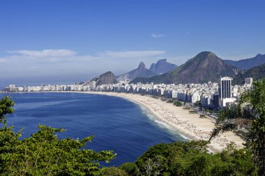Copacabana Sahili, Brezilya 'nın Rio de Janeiro şehrinin Güney Bölgesi' nde Copacabana bölgesinde yer alan bir plajdır. Dünyanın en ünlü plajlarından biri olarak kabul edilir..