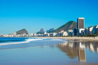 Copacabana Sahili, Brezilya 'nın Rio de Janeiro şehrinin Güney Bölgesi' nde Copacabana bölgesinde yer alan bir plajdır. Dünyanın en ünlü plajlarından biri olarak kabul edilir..