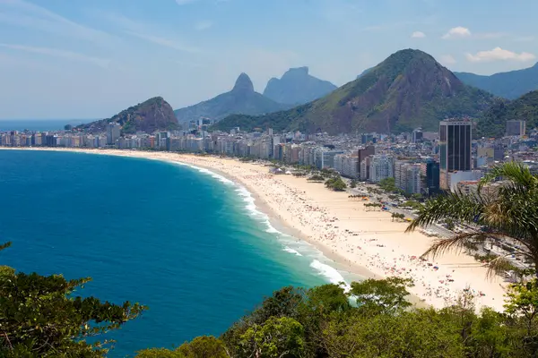 Copacabana Sahili, Brezilya 'nın Rio de Janeiro şehrinin Güney Bölgesi' nde Copacabana bölgesinde yer alan bir plajdır. Dünyanın en ünlü plajlarından biri olarak kabul edilir..
